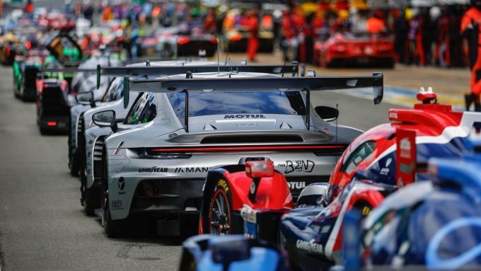 De 94e editie 24 Uur van Le Mans Porsche AG Manthey Racing Porsche 911 GT3 R foto 15
