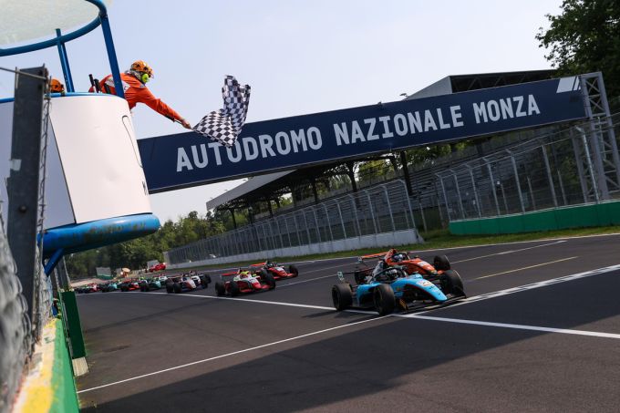 Een derde Safety Car-interventie volgde, waarna de race onder neutralisatie werd beëindigd
