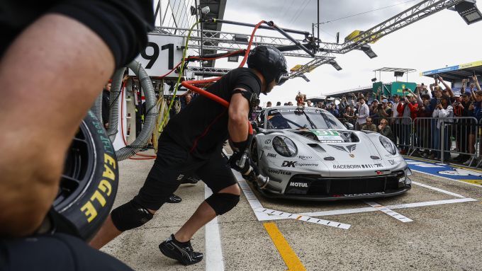 De 94e editie 24 Uur van Le Mans Porsche AG Manthey Racing Porsche 911 GT3 R foto 4
