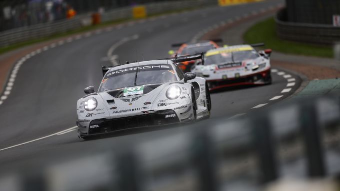 De 94e editie 24 Uur van Le Mans Porsche AG Manthey Racing Porsche 911 GT3 R foto 5
