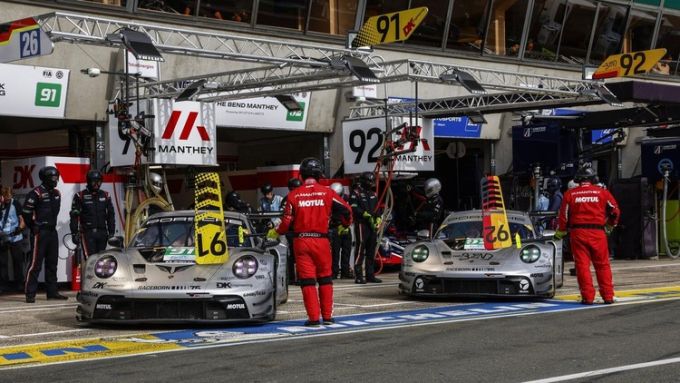 De 94e editie 24 Uur van Le Mans Porsche AG Manthey Racing Porsche 911 GT3 R foto 3