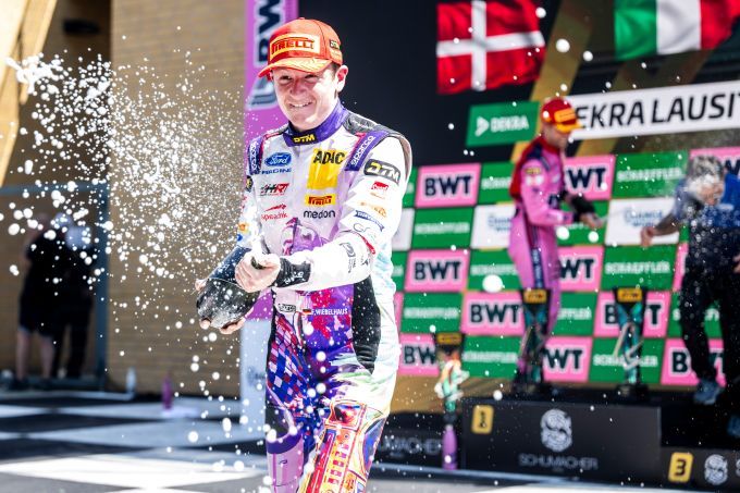 DTM seizoen 2026 Race 6 Lausitzring Foto 6 DTM-debutant Finn Wiebelhaus op podium