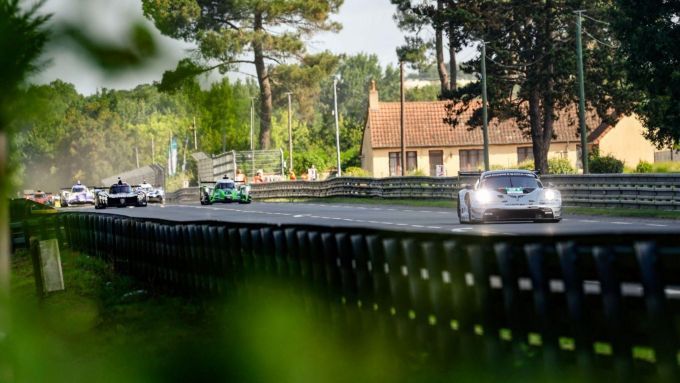 De 94e editie 24 Uur van Le Mans Porsche AG Manthey Racing Porsche 911 GT3 R foto 7
