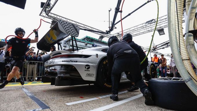 De 94e editie 24 Uur van Le Mans Porsche AG Manthey Racing Porsche 911 GT3 R foto 9
