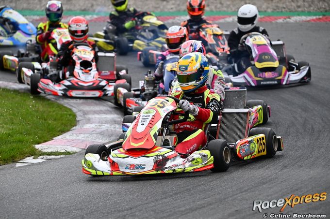 Kevin Bakker aan kop van het competitieve veld IAME X30 Seniors
