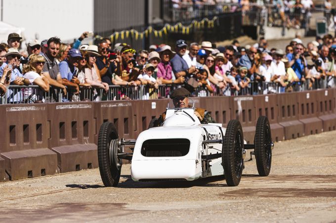 Brooklands viert honderdjarig bestaan van de eerste Grand Prix van Groot-Brittannië in spectaculaire stijl></div>
<p>Voor veel liefhebbers was echter een van de meest aangrijpende momenten de verschijning van de onlangs gerestaureerde Thomas Special. Deze keerde voor het eerst in meer dan 80 jaar terug naar de plek waar hij oorspronkelijk werd gebouwd en geracet: Brooklands.</p><aside class=