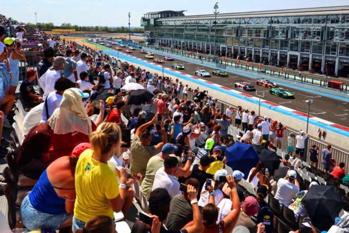 De GT World Challenge-titelstrijd ligt volledig open: Mercedes-AMG, Porsche en Ferrari stevenen af op een zinderende ontknoping